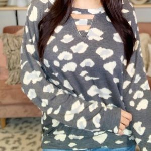 White Birch Gray Leopard Print Top Women's XL Gently Used (37)